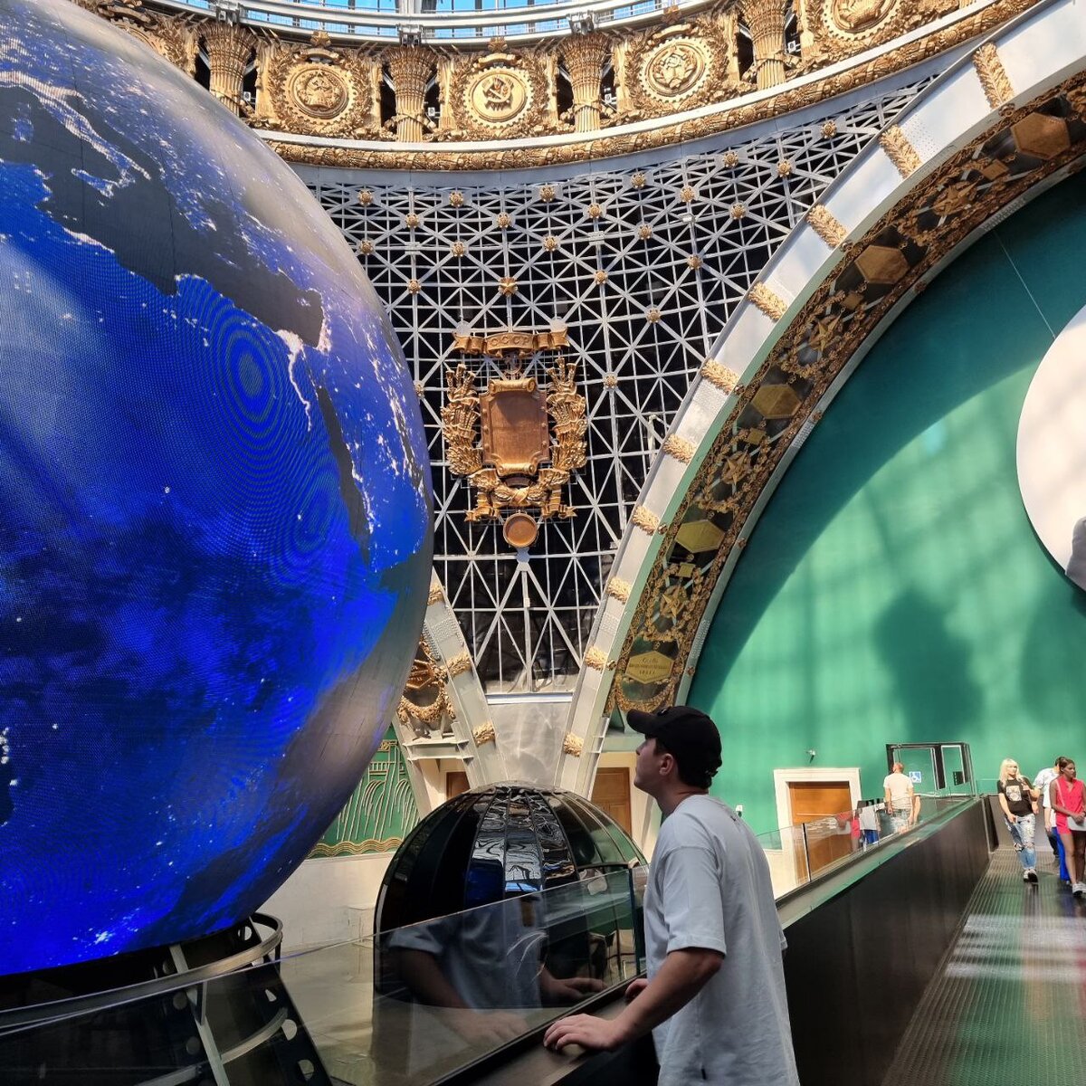 Огромный макет нашей планеты Земля, выглядит захватывающе 