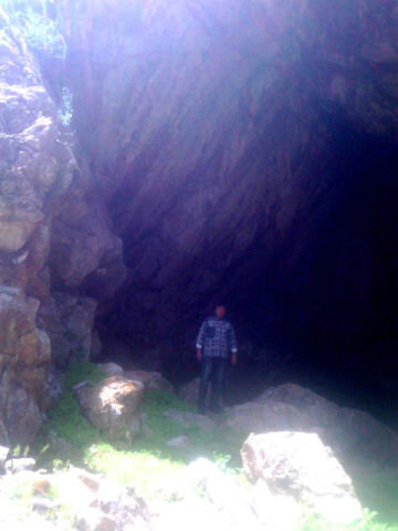 перед входом в пещеру. фото автора.