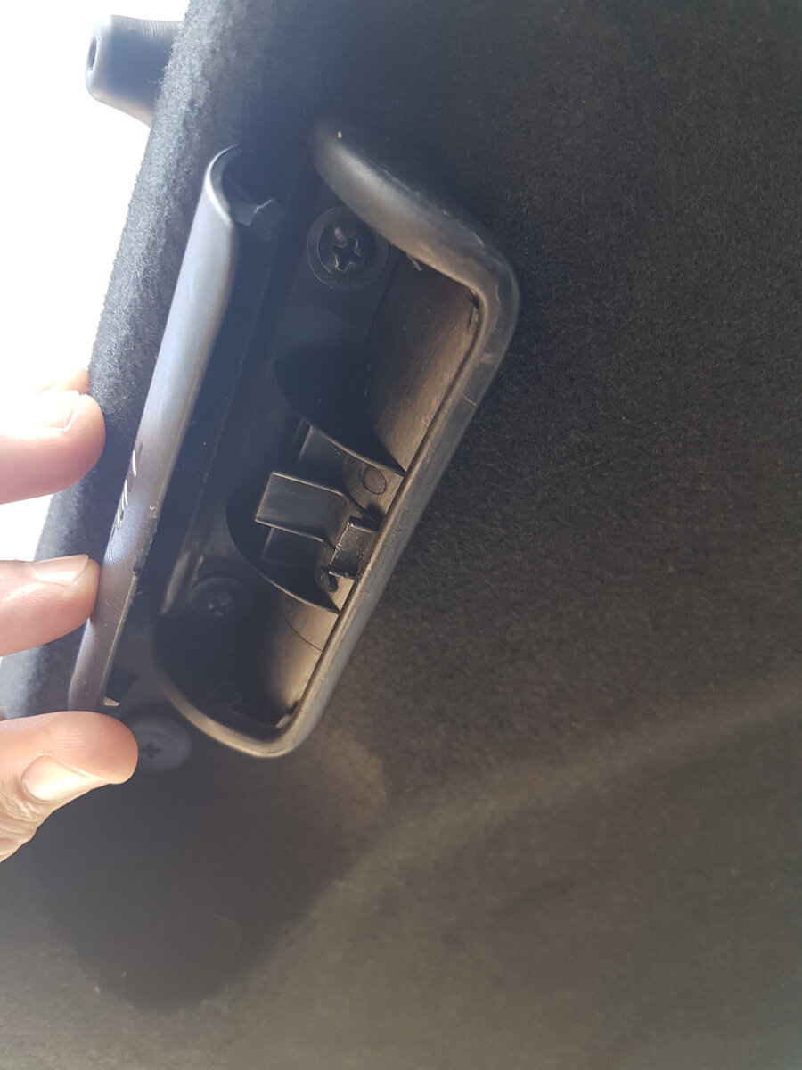 Для начала поддеваем отверткой крышку ручки для закрывания крышки багажника, откручиваем отверткой эти два самореза, вытаскиваем ручку