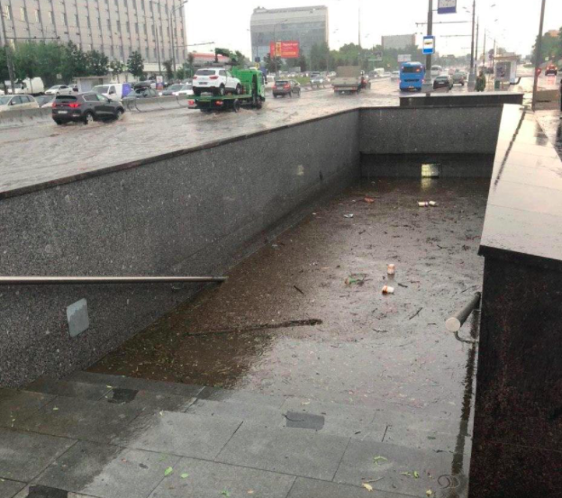 Подземный переплыв на Варшавке (фото - twitter.com)