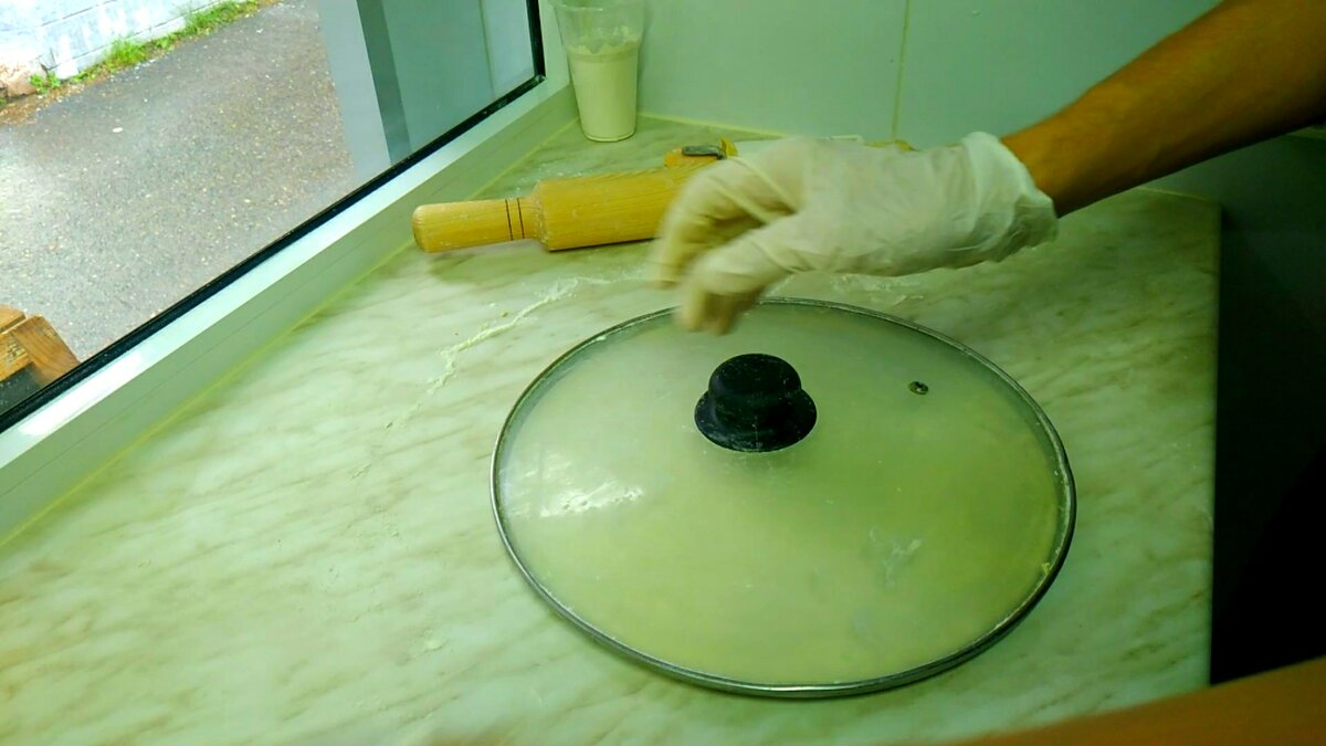 Обрезаем тесто