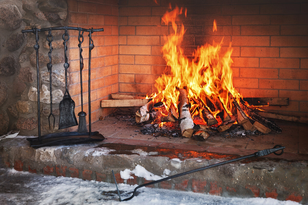 Комплект кованых изделий для камина на фото.