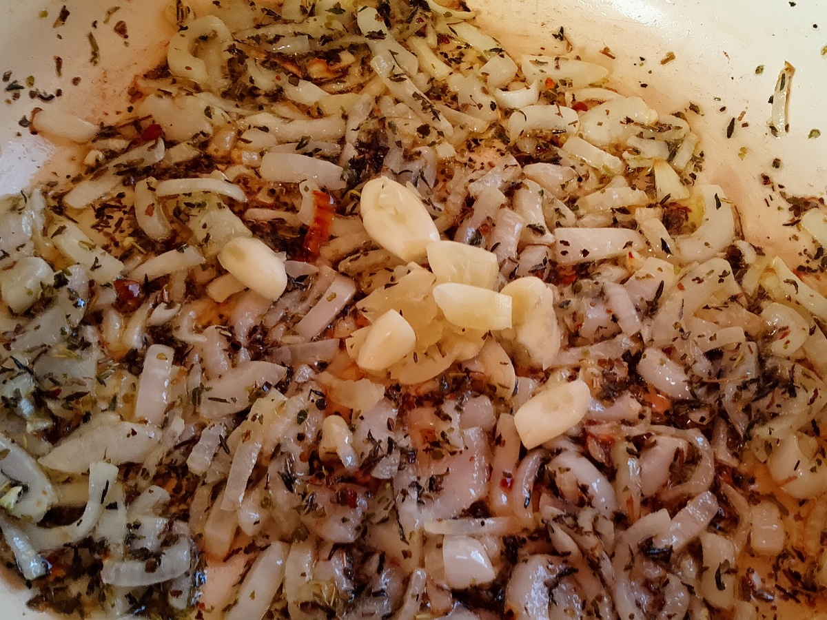 Мне нравится чеснок немного придавить клинком ножа, тогда его вкус гораздо лучше взаимодействует с остальными ингредиентами