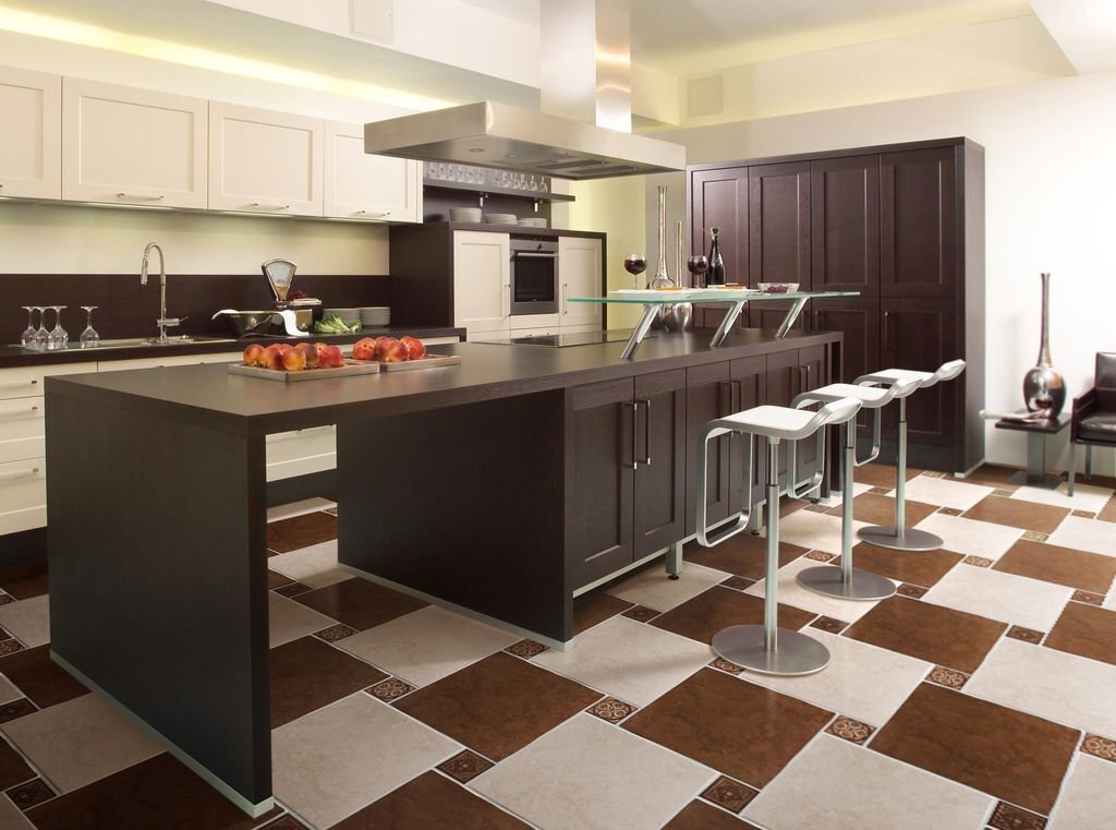 Квадратная плитка сделает кухню более аккуратной.