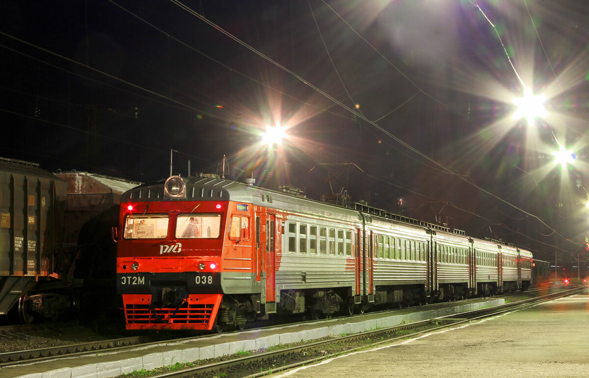 2. Электропоезд ЭТ2М-038 на станции Торжок