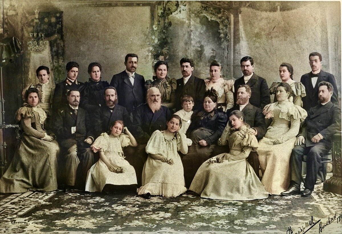 3 поколения еврейской семьи Сабад  из российской Литвы. Он сколотили состояние на лавочной торговле: Йосеф Сабад глава династии в центре (с  бородой), его жена - дочь раввина (справа). часть сыновей и внуков станут врачами.. 