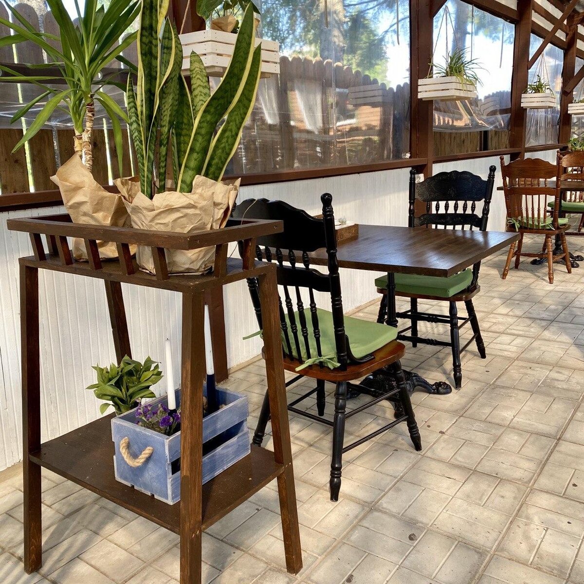 Рядом строительные магазины, но на веранде приятно.