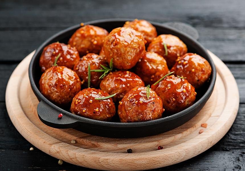 Что такое митболы? Это не тефтели,которые надо тушить и не фрикадельки-их отваривают.Они похожи на биточки,но рецептура у них  другая.Митболы -это из итальянской кухни,они делаются с начинкой из сыра. Терминология не меняет сути: любые шарики из фарша ,чем бы они не были начинены ,готовить просто,из всех вариантов рецептов можно придумать свой,который будет нравится только вам.Кстати,митболы можно замораживать,как пельмени и готовить когда вам нужно.Главное соблюдать правила приготовления: