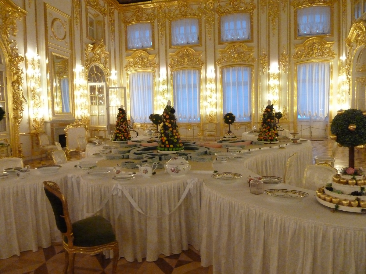 Так королевские семьи раньше могли трапезничать часами, пока простые люди голодали