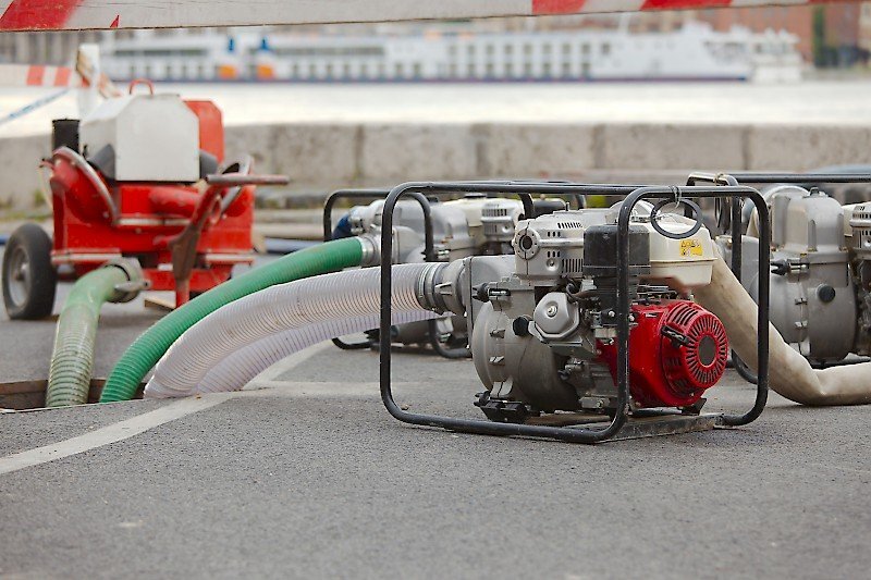 Памп бицепса. Pumping out. Пнд труба для откачки септика. Отверстие в заборе для откачки септика. Откачать септик.