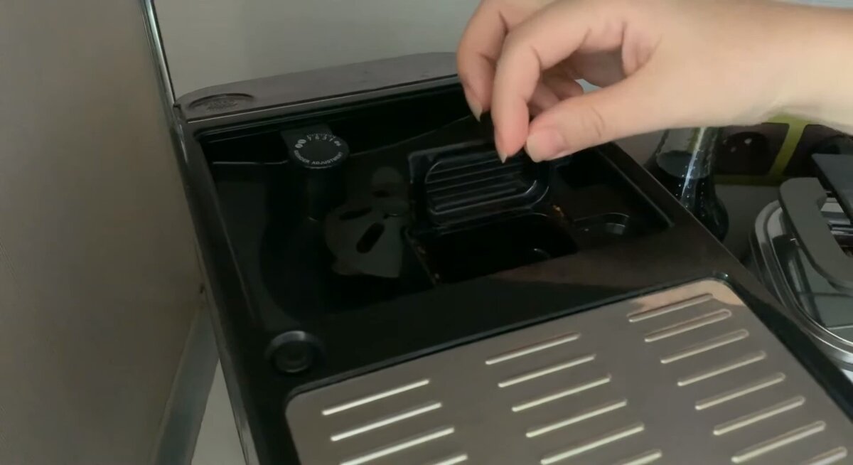 В этот отсек можно добавлять уже молотый кофе.