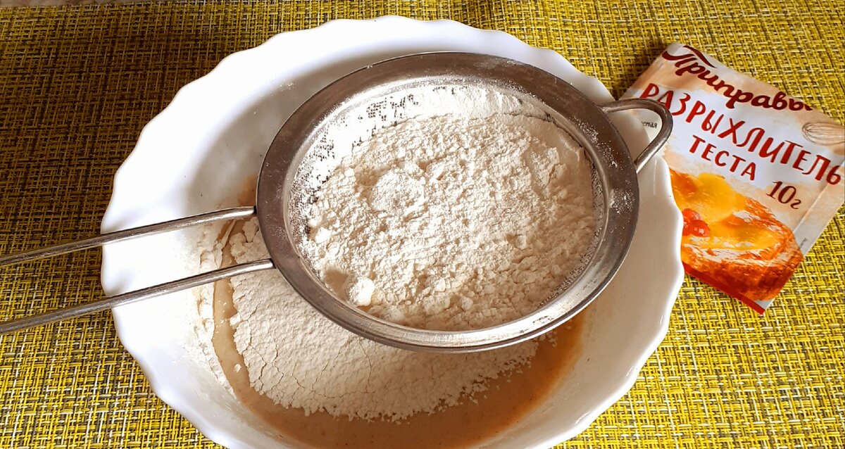 Добавляем муку с разрыхлителем,замешиваем мягкое тесто