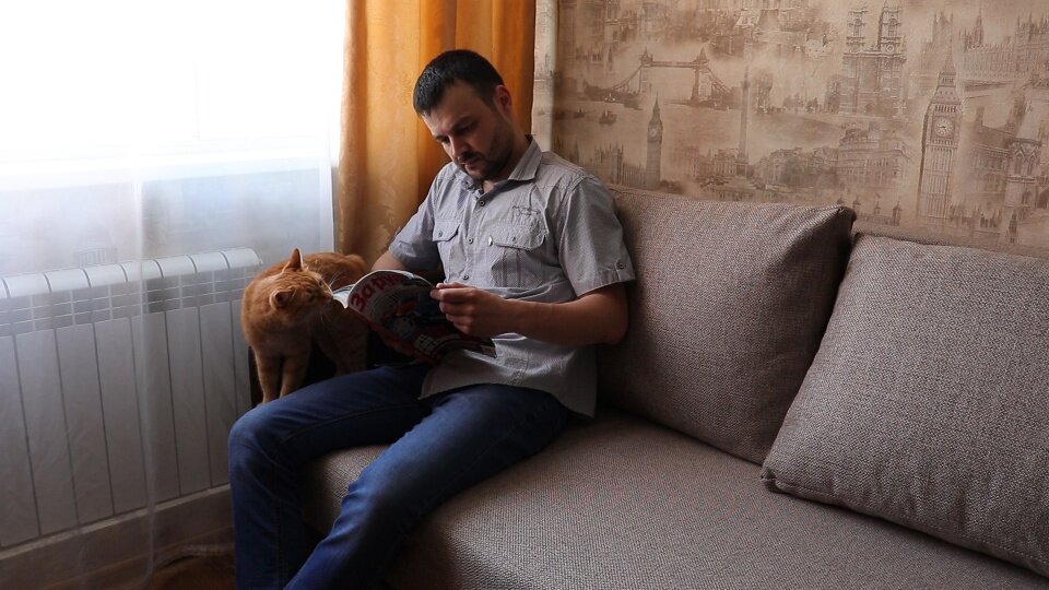 Я с котом читаю журнал за рулём))