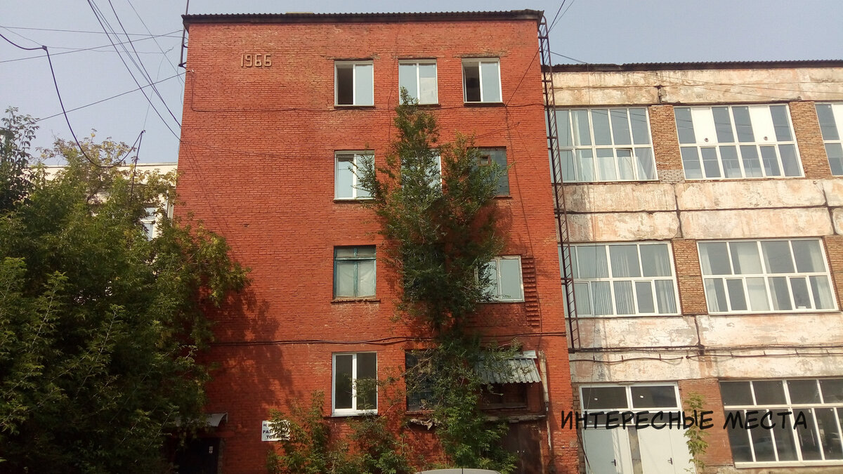 Год на здании недвусмысленно указывает на эпоху, когда все это строилось