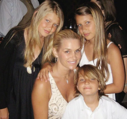 Джиджи и Белла с мамой и братом