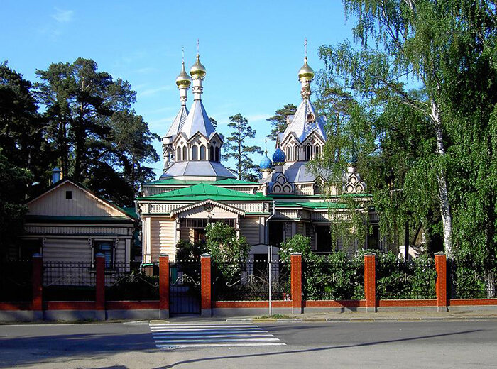 Храм удельная раменский. Троицкая Церковь Удельная. Станция Удельная храм. Церковь на Удельной голубая. Деревянная Церковь в Удельной.