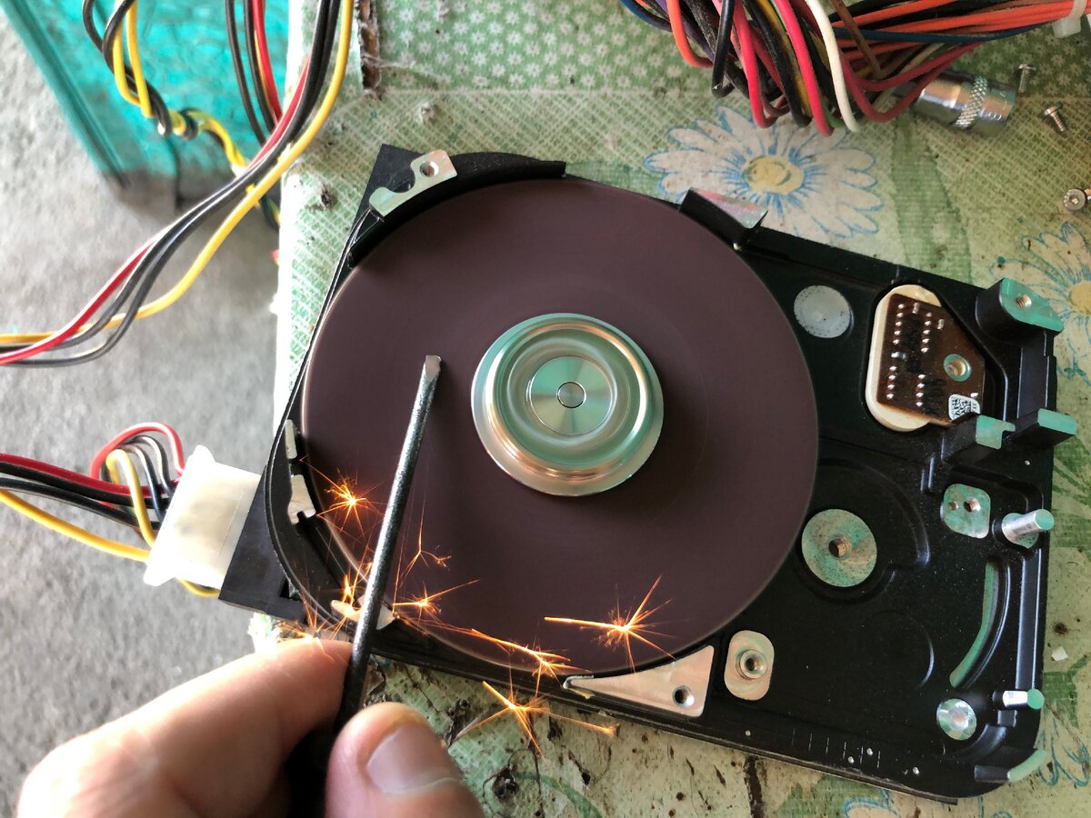 Как создать hdd. Наждак из жесткого диска SATA. Самоделки из винчестера. Самодельный жесткий диск. Самоделки из жесткого диска.