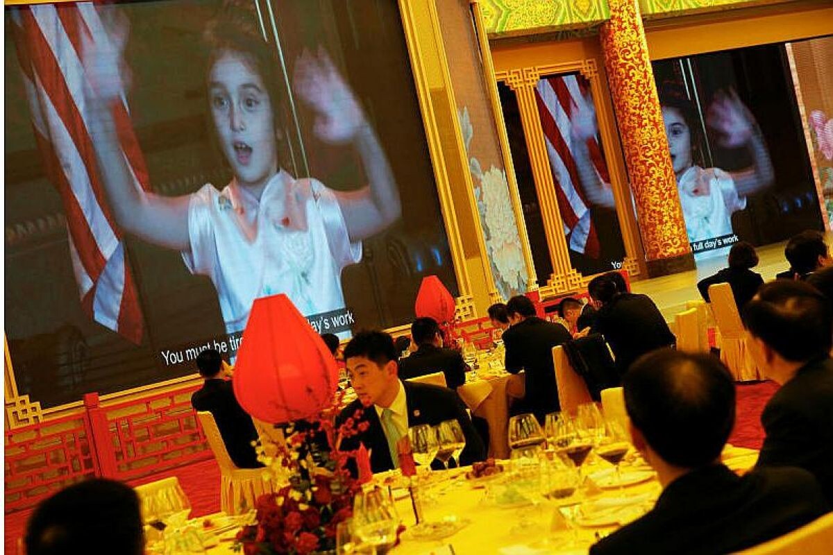 Пятилетняя Арабелла (дочь Иванки Трамп и внучка Дональда Трампа) спела песню на китайском языке для председателя КНР Си Цзиньпина