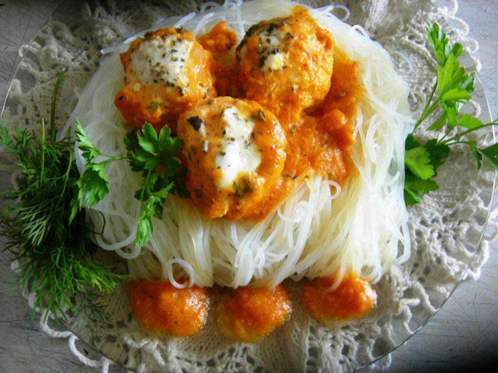 Фрикадельки куриные с фунчозой