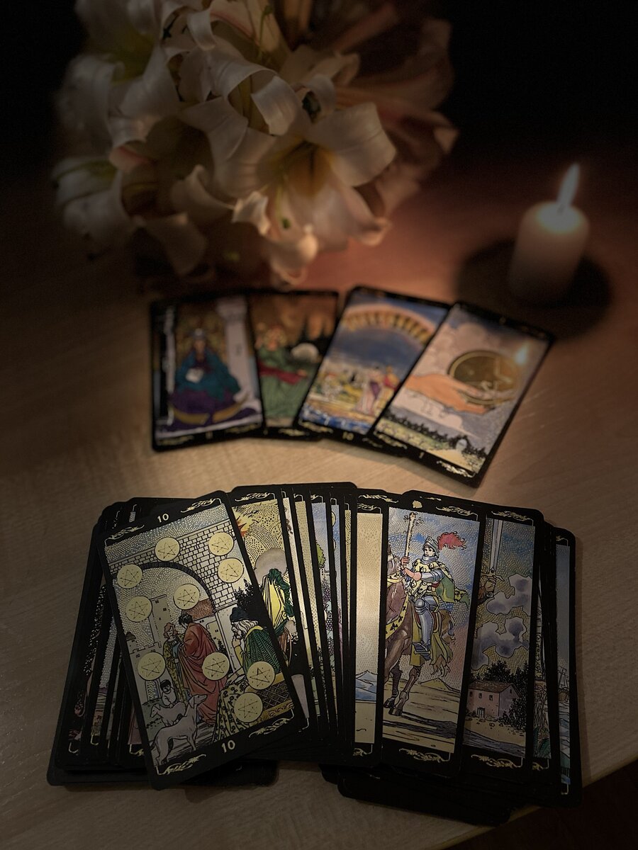 Привет) Предлагаю расклад «думает он (она) обо мне? Здесь будет 1 вариант )