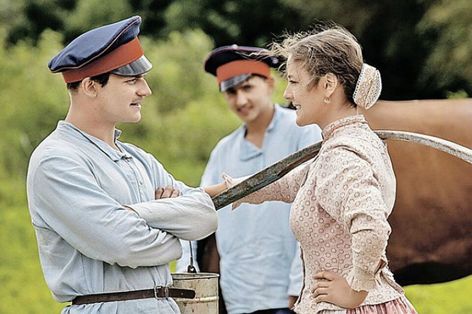 Кадр из фильма "Тихий Дон" 2015 г. реж. С. Урсуляк. В роли Аксиньи - Полина Чернышева, в роли Григория  - Евгений Ткачук.