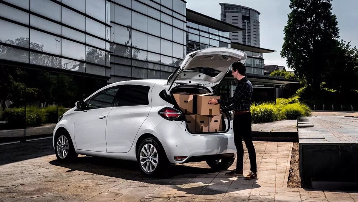 Задние стёкла просто заклеены чёрной плёнкой. Второй ряд не сложен, а снят. Длина грузового отсека — 1205 мм, ширина — 1110. На «вэн» даётся гарантия в пять лет или 100 000 миль (160 934 км).