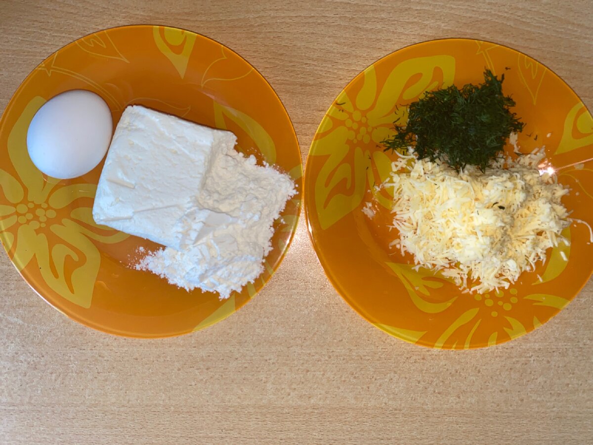 Твердый сыр трем на мелкой терке