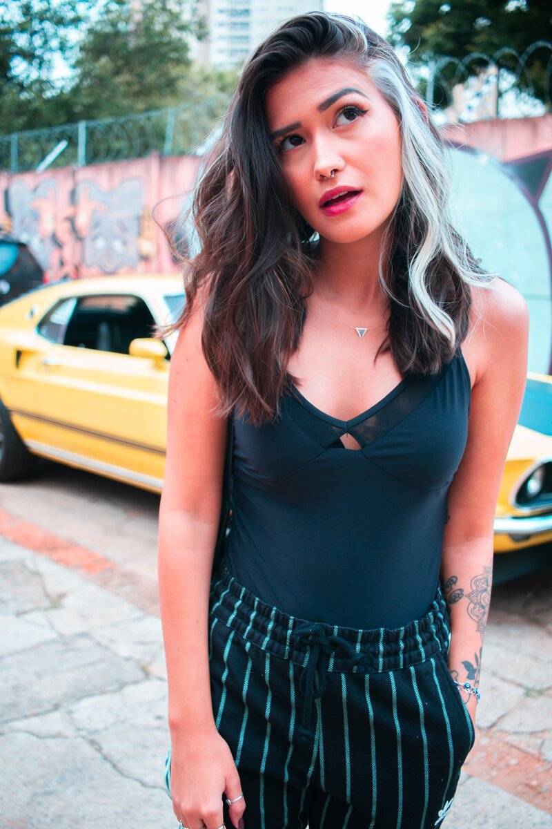 А можно поиграть-оставить седую прядку у лица. Такой стильный ход будет отличным дополнением к образу и поможет постепенно привыкнуть к виду седины вам и окружающим. Фото автора ALLAN FRANCA CARMO: Pexels