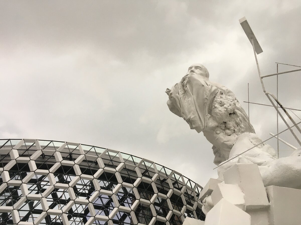 KazanMall и фигура «Нападающего», фото автора