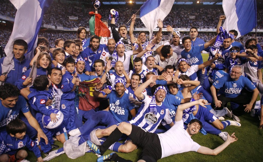 Радость чемпионов Испании 2000 года «Депортиво Ла-Корунья». Фото - static.standaard.be