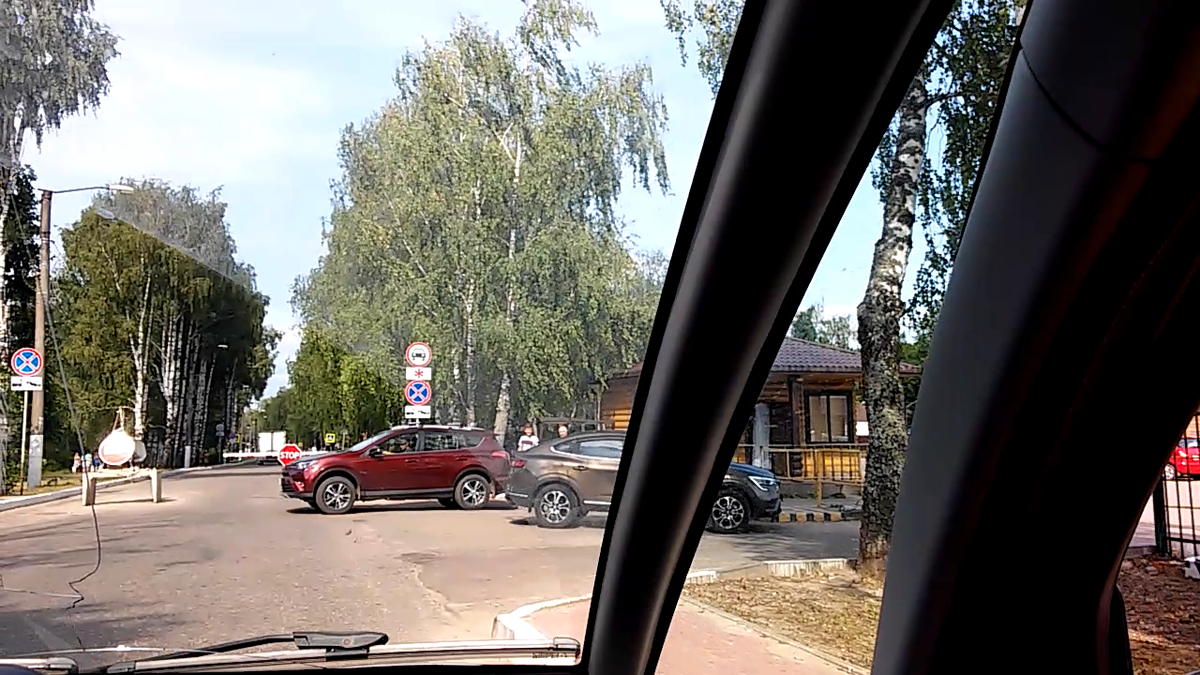 Шлагбаум, перегораживающий проезд по Плёсу. 14 июля 2020 года. Фото автора