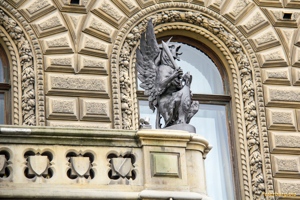 Элемент готики - горгулья