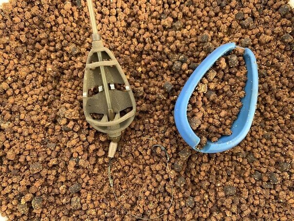 Флэт-фидерная кормушка с прикормкой из пеллетса и сыпухи