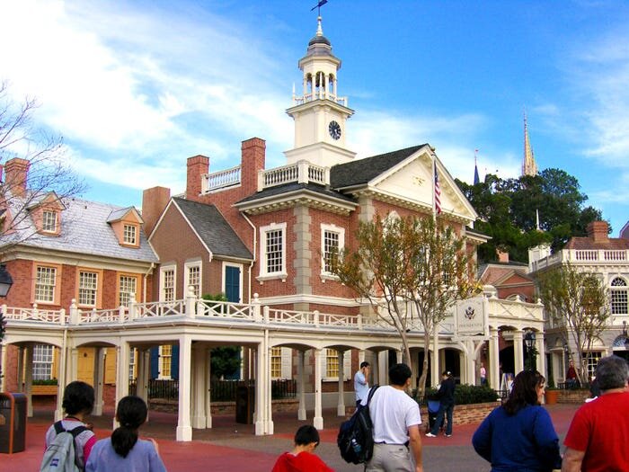 Источник: https://www.insider.com/disney-world-secrets-facts-2018-1#none-of-the-flags-in-the-magic-kingdom-are-real-they-are-all-missing-one-star-or-stripe-9