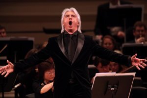 Заработок исполнителей классической и оперной музыки не является открытой информацией, но ориентировочно из газетных журналов можно узнать следующее: