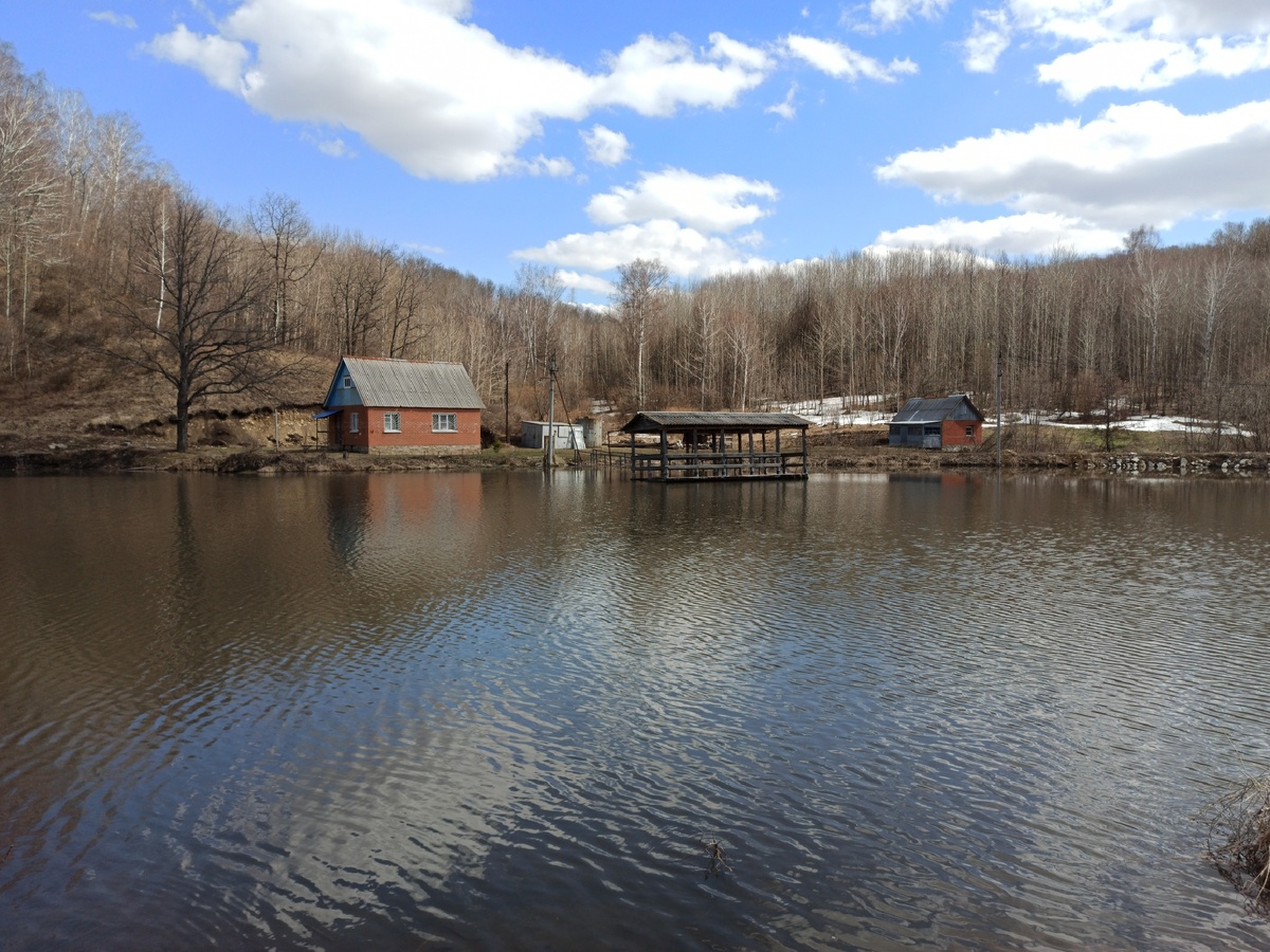 Ездил по работе и наткнулся на пруд который находится в горах, очень красиво! 