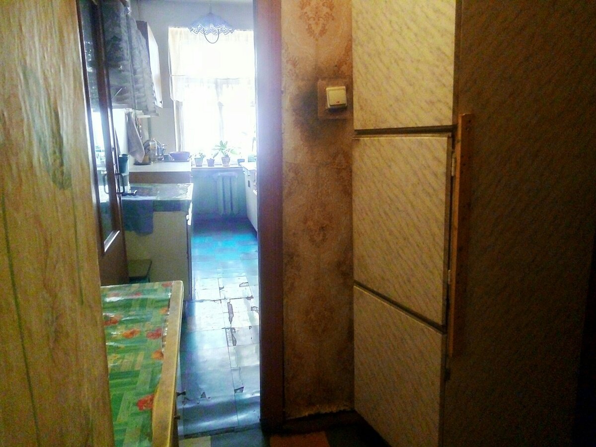 Такие столы и шкафы вечны. Фото автора