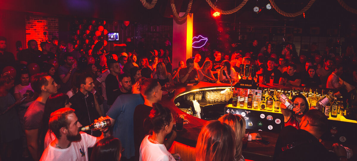 Люди СО-СКУ-ЧАЛИСЬ