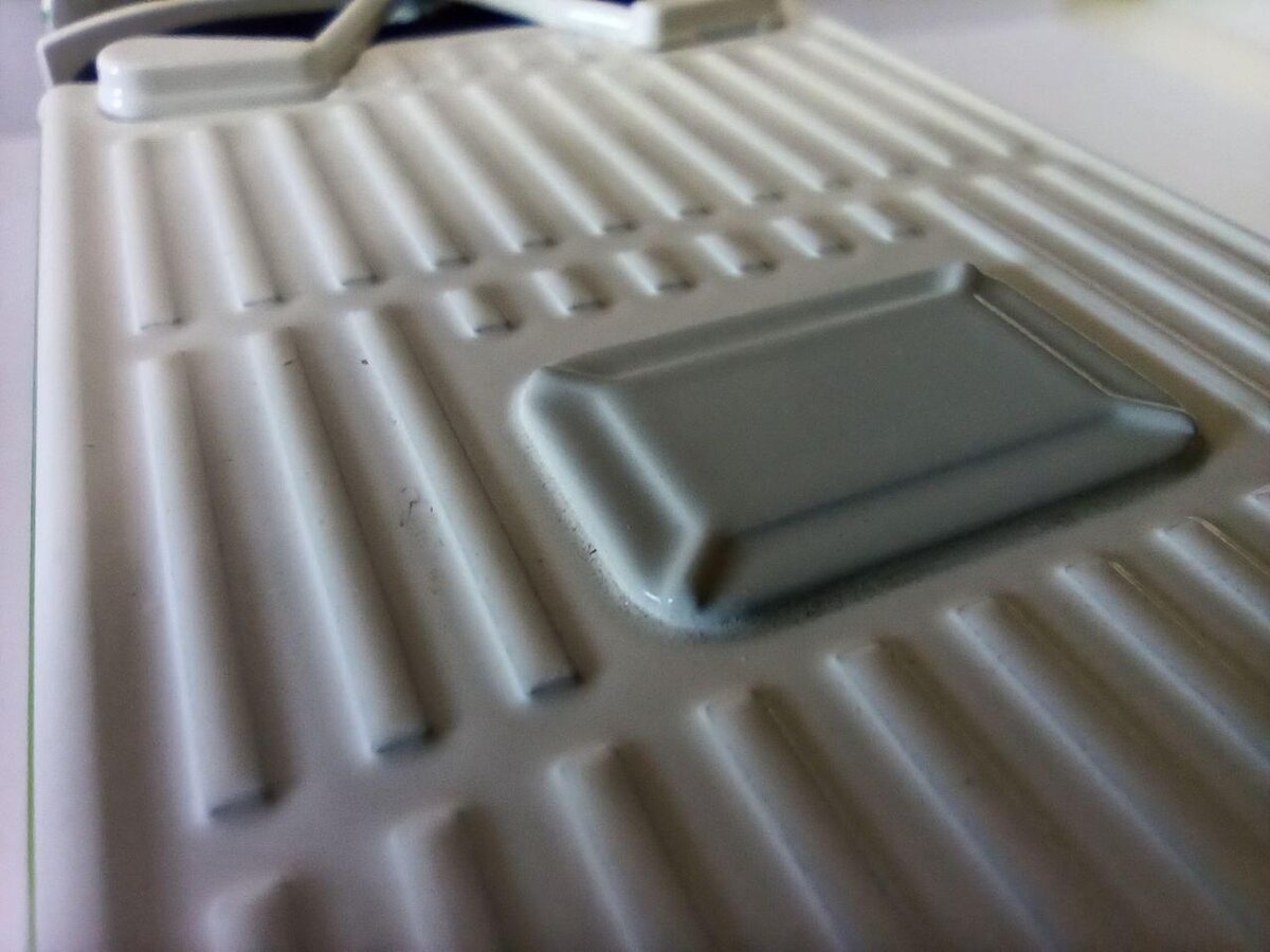 Люки отлиты вместе с кузовом. >>