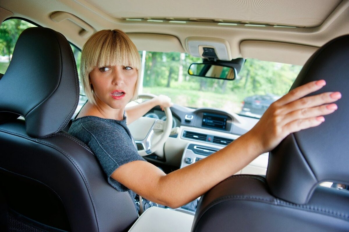 Правильное положение в авто при езде задним ходом