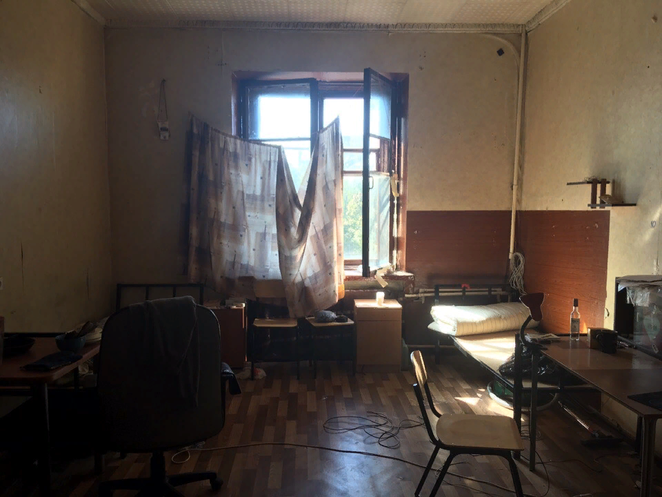 Так выглядела комната , как я заехал .