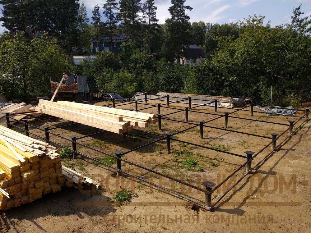 Монтаж свайно-винтового фундамента на участке с уклоном