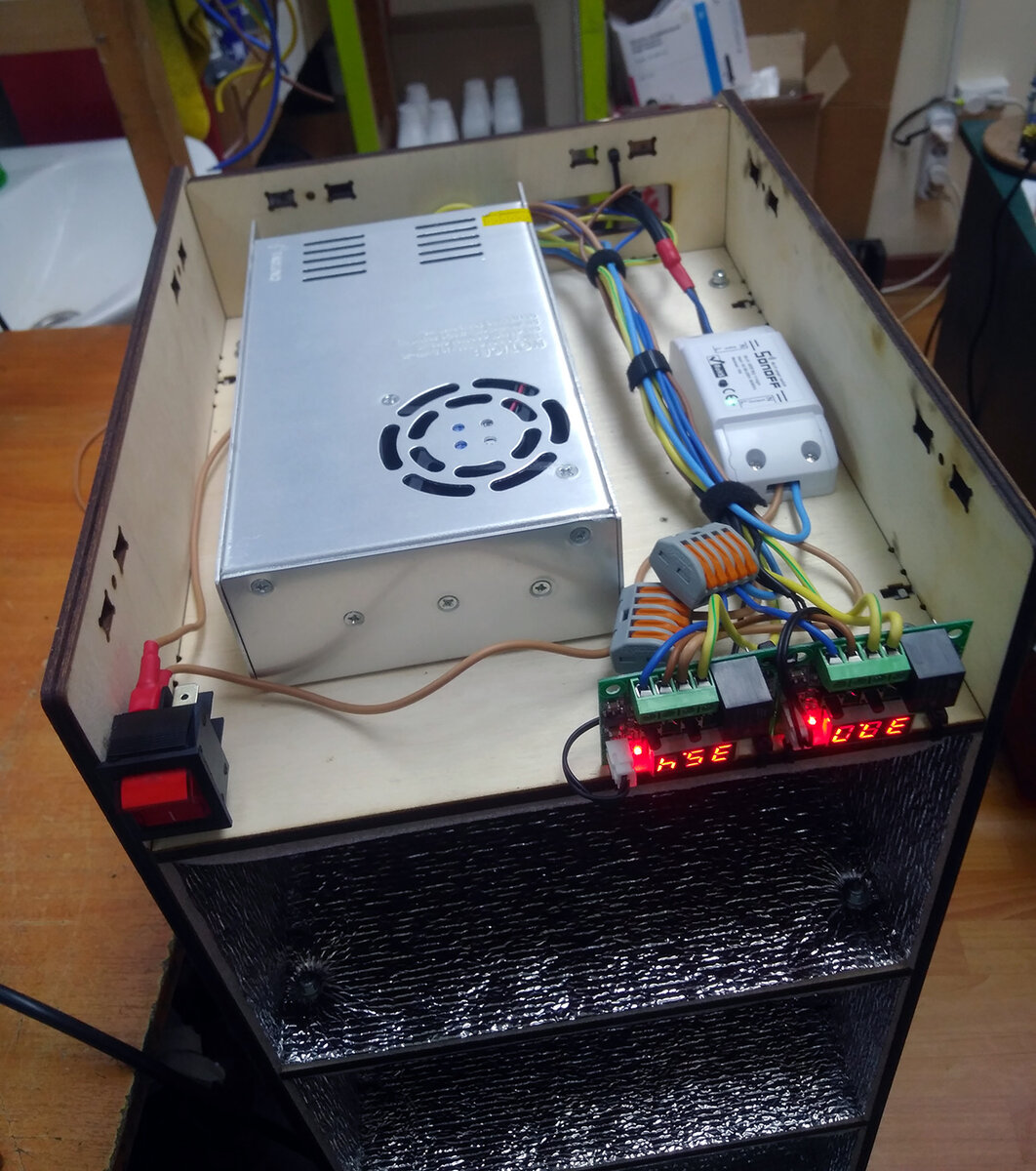 "Подвал" шкафа с электронной начинкой