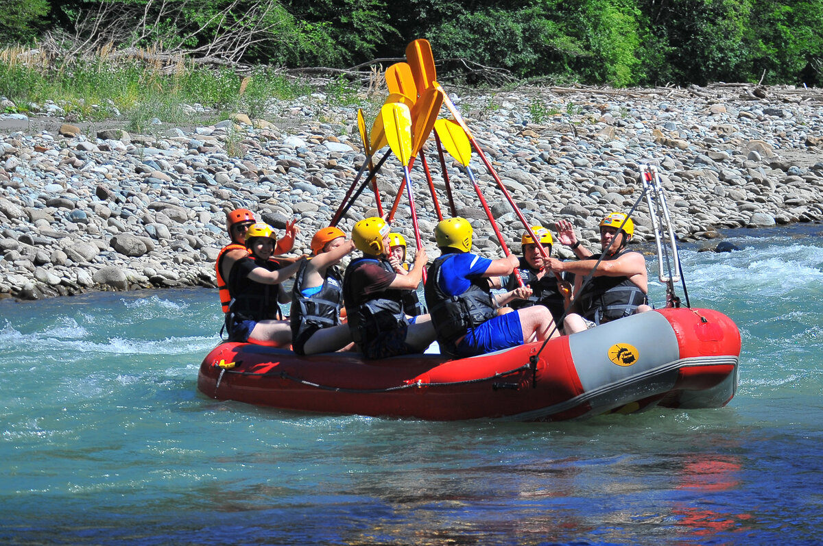 река катунь сплав. сплавляться на катамаранах. рафтинг в карелии шуя. сплав на байдарках по горной реке. рафтинг чемал.