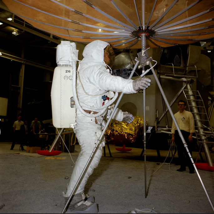 Ранец за спиной - пустой внутри, поэтому астронавт может стоять вертикально. 