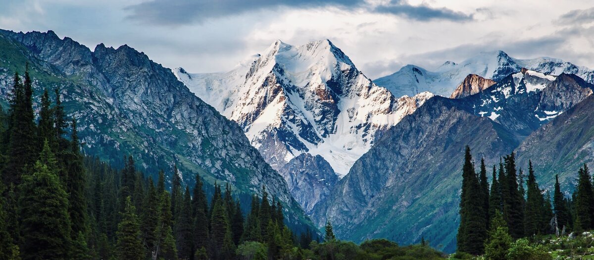 Гора Белуха освещенная солнцем