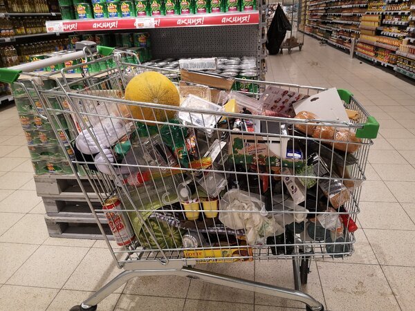 Не только я люблю этот магазин, видите,как народ покупает там товар, тележками:)