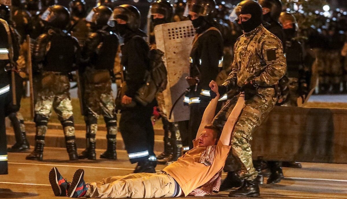 Российский журналист Семён Пегов, которого тащат без сознания после удара по голове