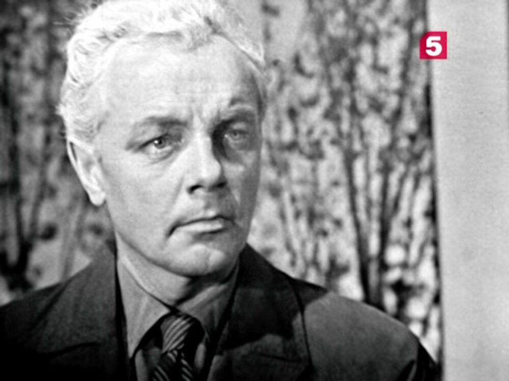 Практически абсолютное попадание в образ написанный Нагибиным. Бывший боевой летчик, хороший специалист, инженер-конструктор катапульт, но какой-то замороженный внутри. Скромно, не очень модно одетый. И вот он встречает молодую девушку, которая, наверное, первая , кто  сама с ним заговорила на улице за много лет. И она ему очень понравилась.