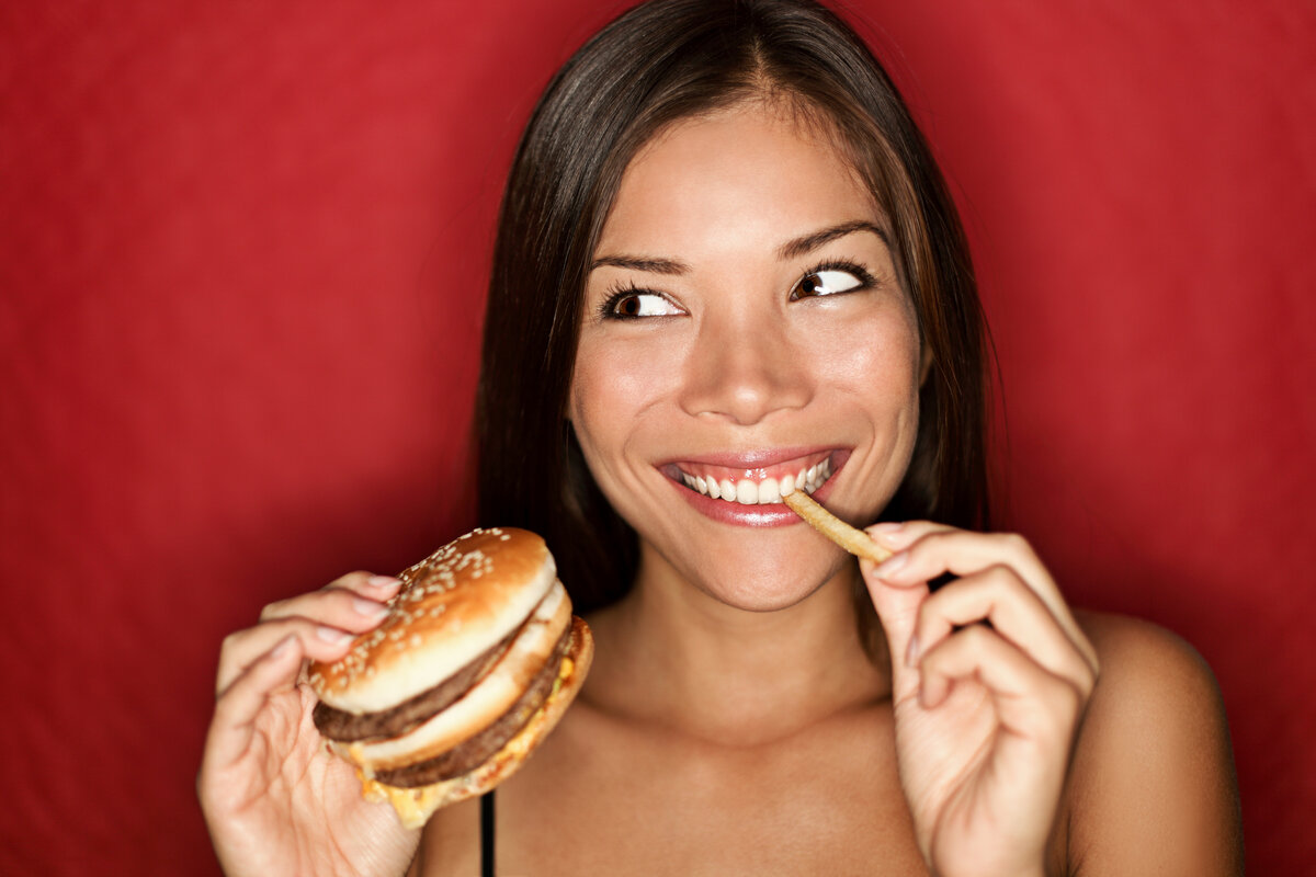Ем и не могу остановиться. Девушка ест гамбургер. Человек ест бургер. Девушка с гамбургером. Девушка фаст фуд.